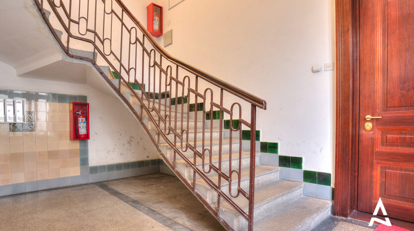 Prodaja četvorosobnog salonskog stana u srcu  Vračara