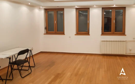 Vracar Three-Room Apartment – Garage Space